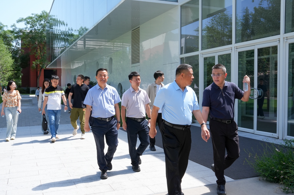 陕西省决策咨询委员会课题组到访西安欧亚学院考察调研