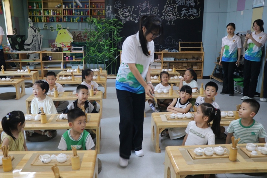 陕财职院茯韵乡传非遗活化实践团走进德蕊幼儿园开展非遗启蒙活动