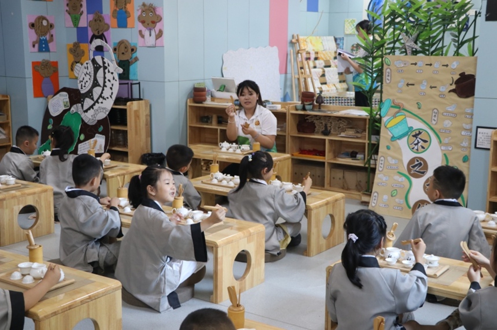 陕财职院茯韵乡传非遗活化实践团走进德蕊幼儿园开展非遗启蒙活动