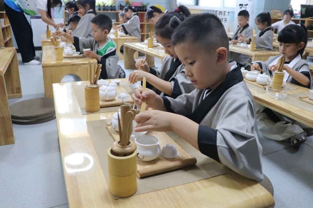 陕财职院茯韵乡传非遗活化实践团走进德蕊幼儿园开展非遗启蒙活动
