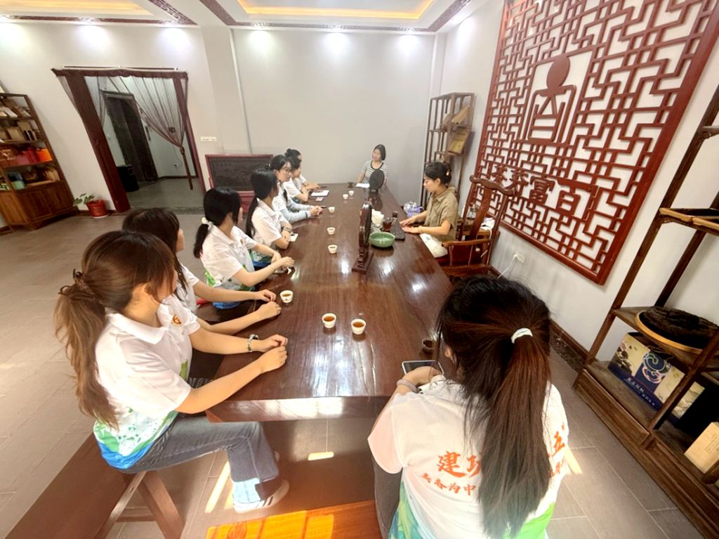 陕财职院茯韵乡传非遗活化实践团走进陕西泾阳百富茯砖茶有限公司开展社会实践活动