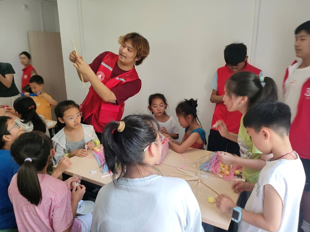 西安明德理工学院“青禾未央·筑美社区”实践队开展暑期公益美育课堂 - 微享校园