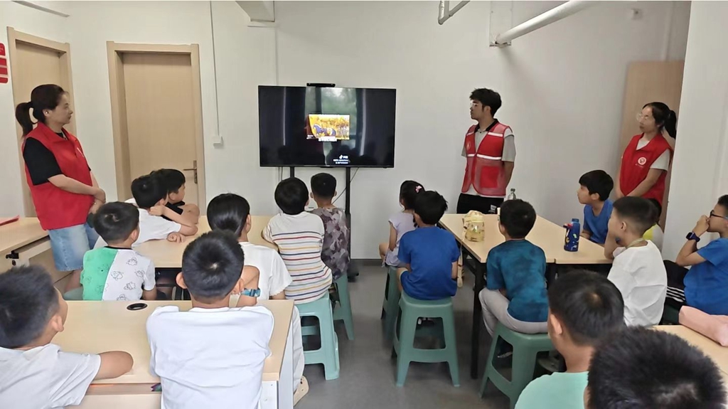 西安明德理工学院“青禾未央·筑美社区”实践队开展暑期公益美育课堂