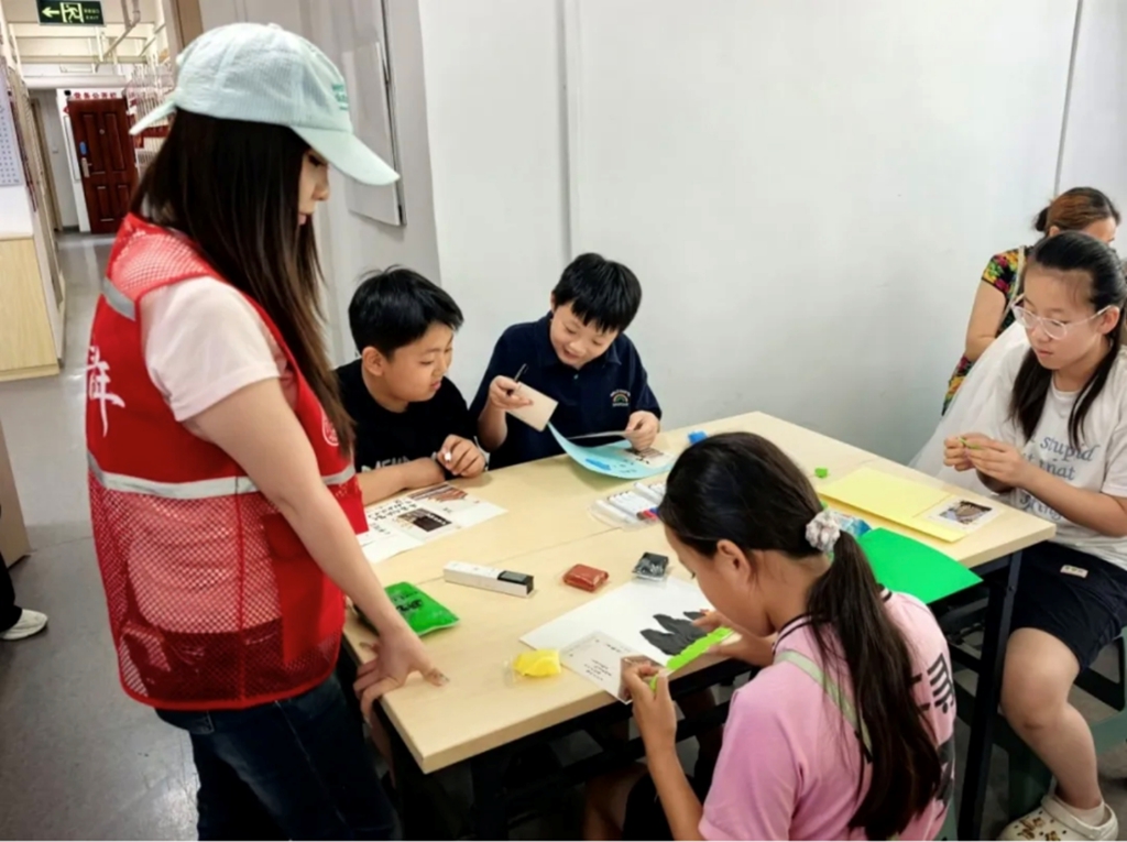 西安明德理工学院“青禾未央·筑美社区”实践队开展暑期公益美育课堂