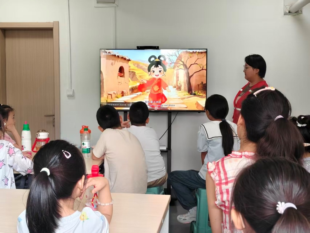 西安明德理工学院“青禾未央·筑美社区”实践队开展暑期公益美育课堂