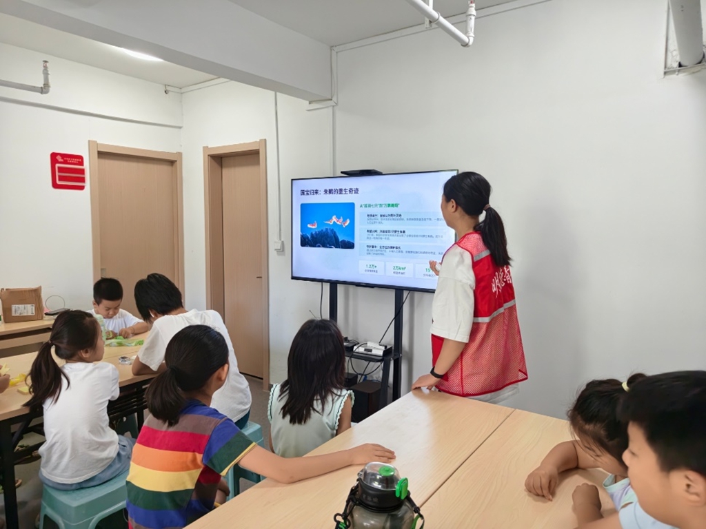 西安明德理工学院“青禾未央·筑美社区”实践队开展暑期公益美育课堂