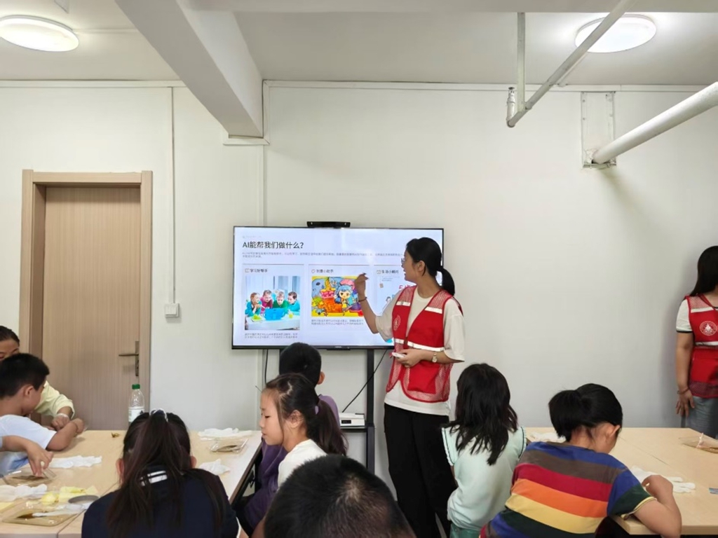 西安明德理工学院“青禾未央·筑美社区”实践队开展暑期公益美育课堂