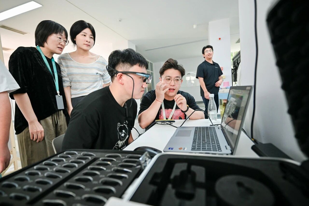 AI打印、非遗体验、国际交流——直击西安欧亚学院2026级新生报到现场
