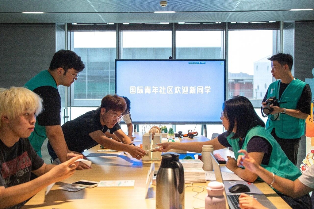 AI打印、非遗体验、国际交流——直击西安欧亚学院2026级新生报到现场